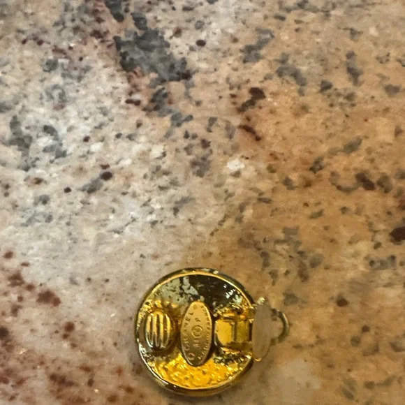 Authentic Vintage 18k Gold Chanel Earrings - Picture 3 of 6